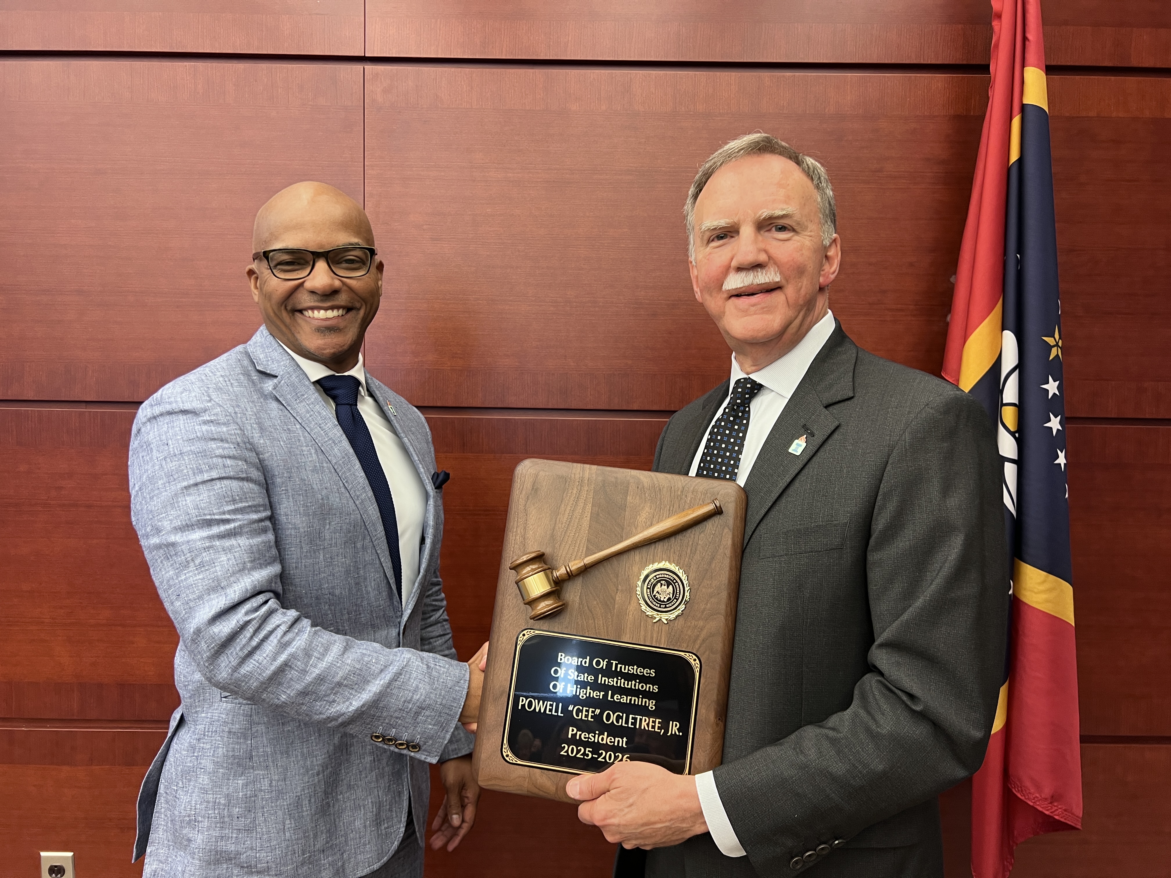 Dr. Cunningham presents Powell "Gee" Ogletree, Jr. with his award. 
